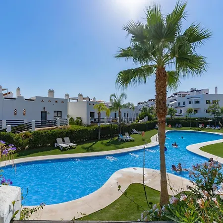 Sea View & Mountain View With Private Jacuzzi - Sunset Golf, Appartement Estepona