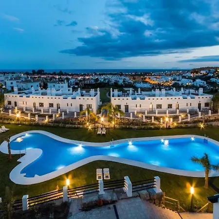 Sea View & Mountain View With Private Jacuzzi - Sunset Golf, Appartement Estepona