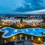 Sea View & Mountain View With Private Jacuzzi - Sunset Golf, Apartamento Estepona