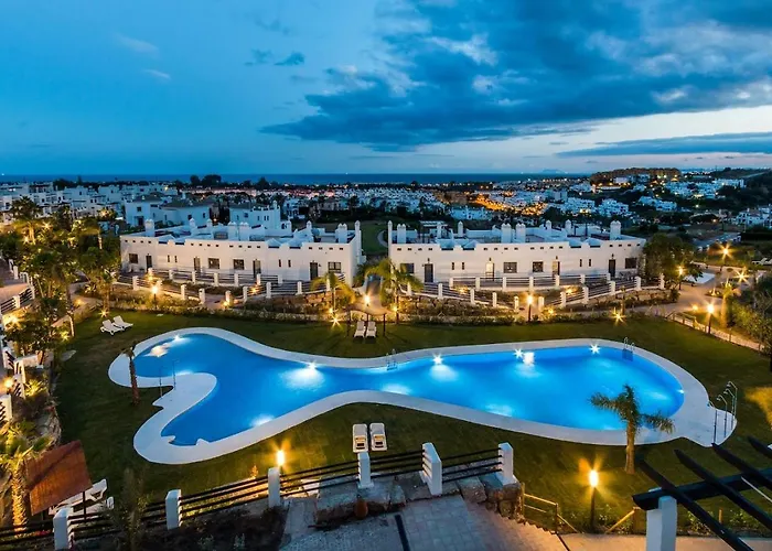 Sea View & Mountain View With Private Jacuzzi - Sunset Golf, Apartamento Estepona